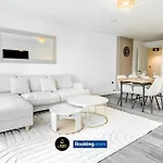 2 Bedroom Flat By Ls2G Short Lets & Serviced Accommodation Greater London With Free Parking