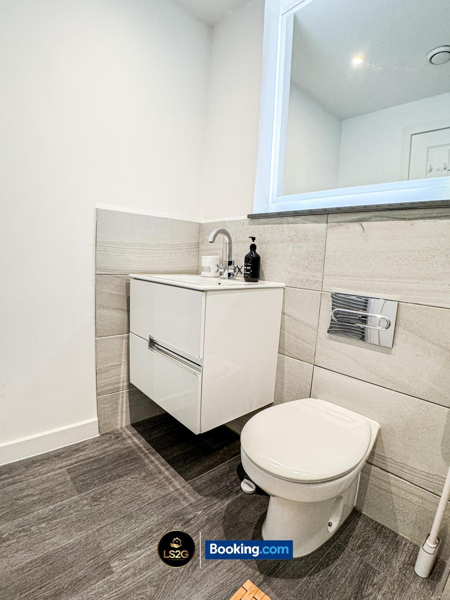 Appartamento 2 Bedroom Flat By Ls2g Short Lets & Serviced Greater With Free Parking *